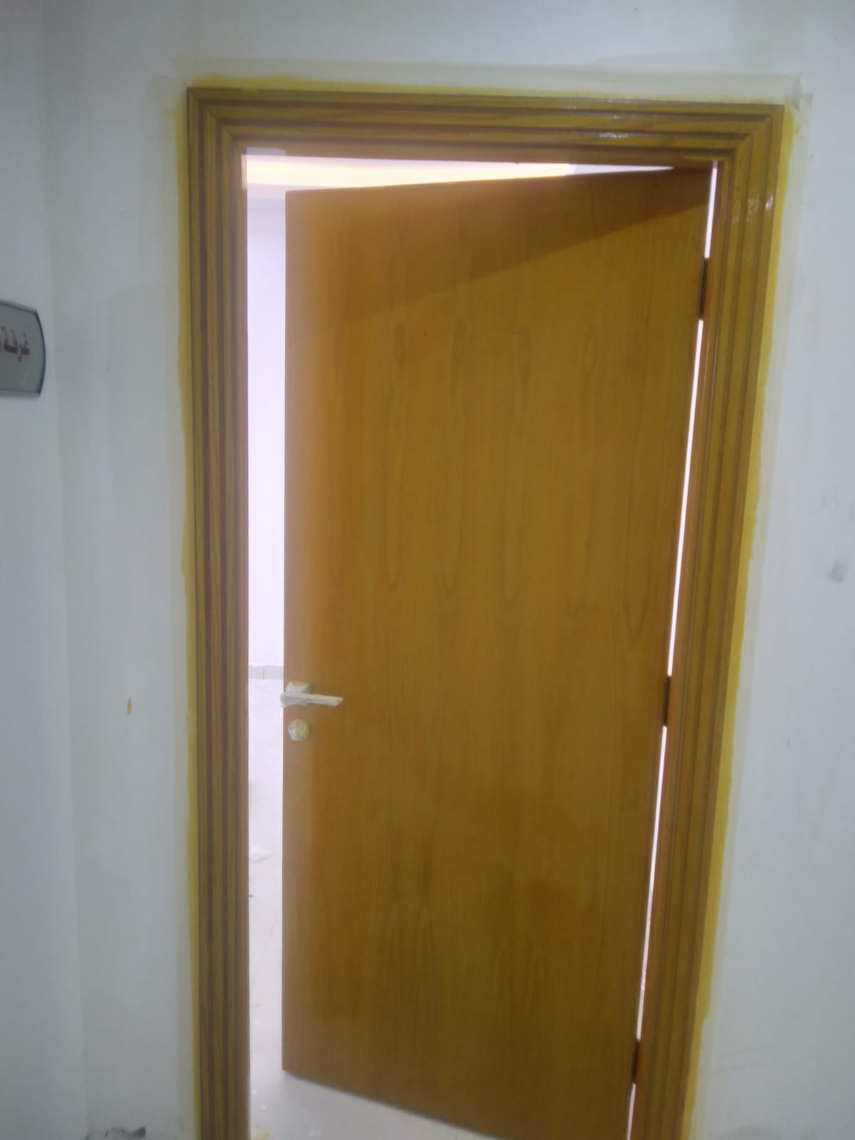 دهانات أبواب خشب